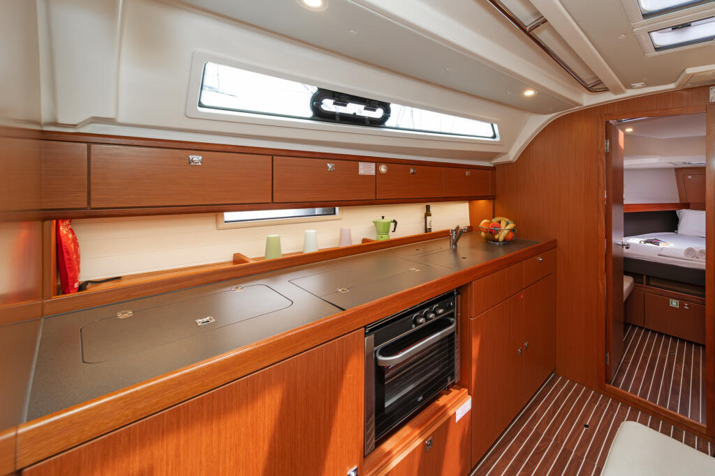 Sailing yacht 