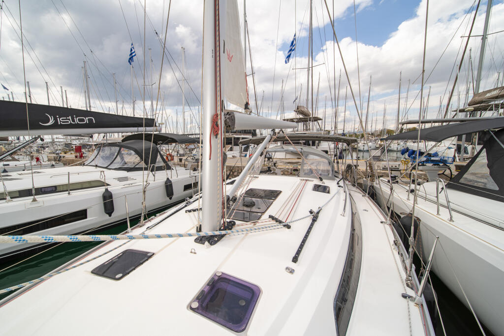 Sailing yacht 