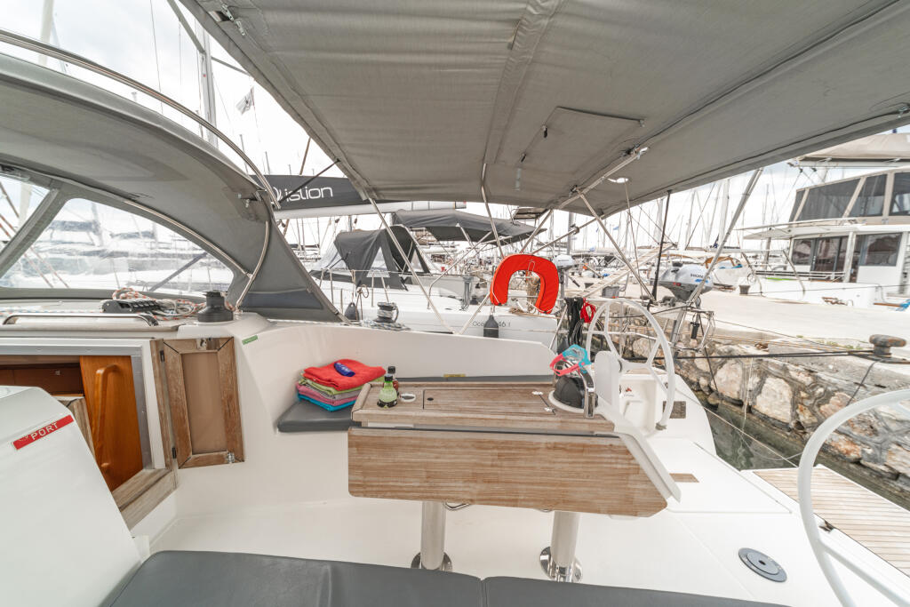 Sailing yacht 