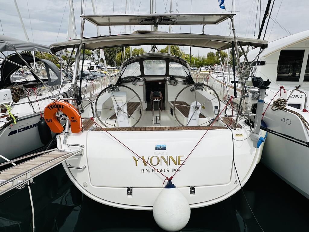 Sailing yacht 