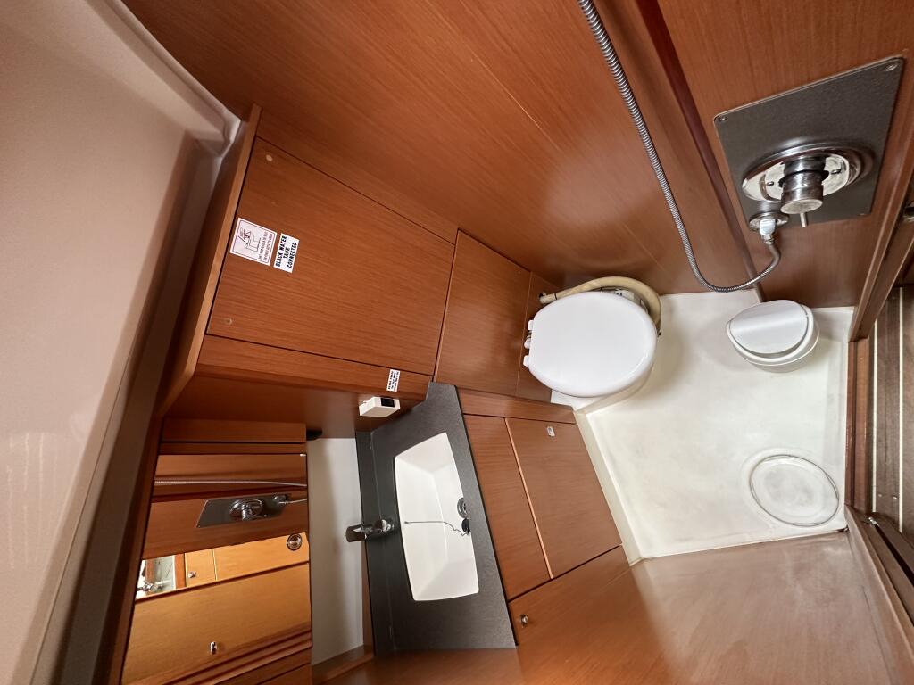 Sailing yacht 