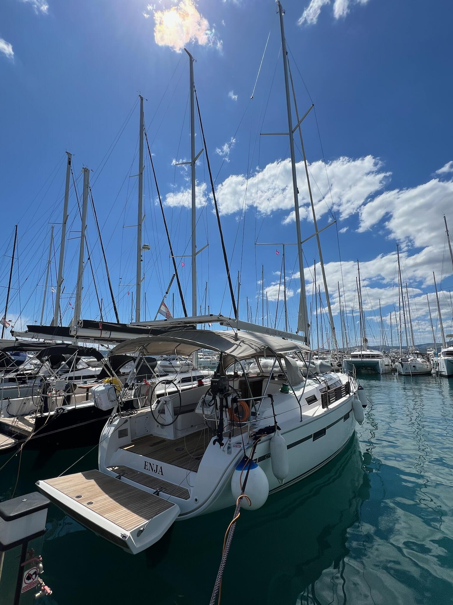 Sailing yacht 