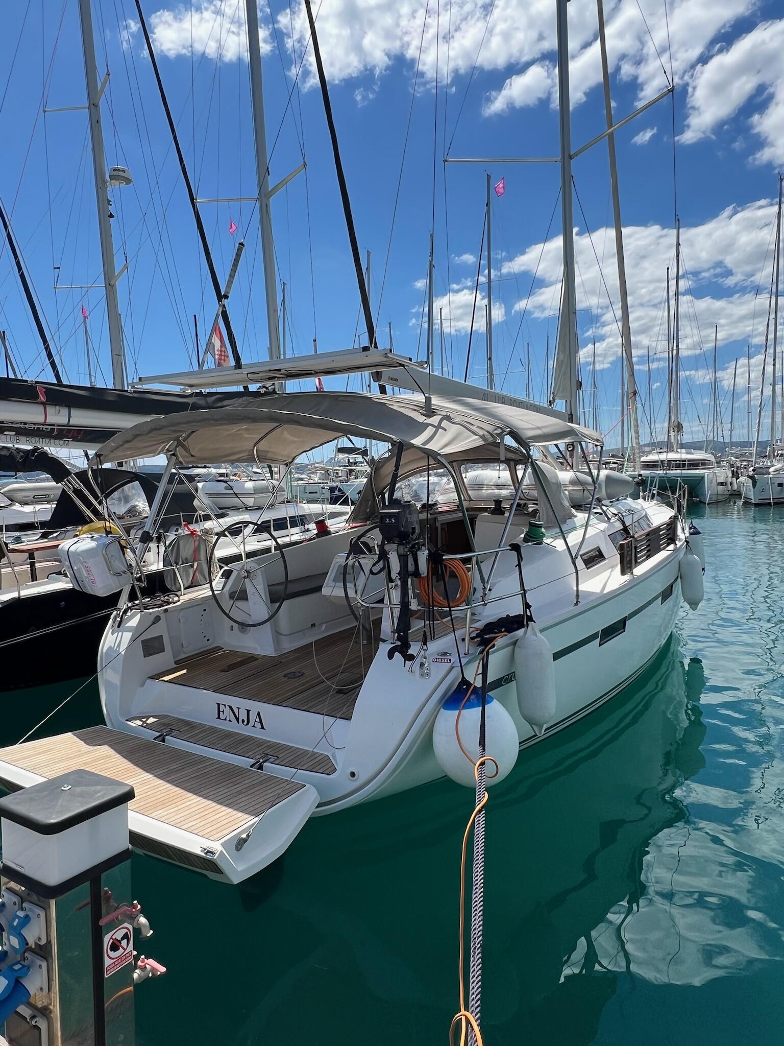 Sailing yacht 