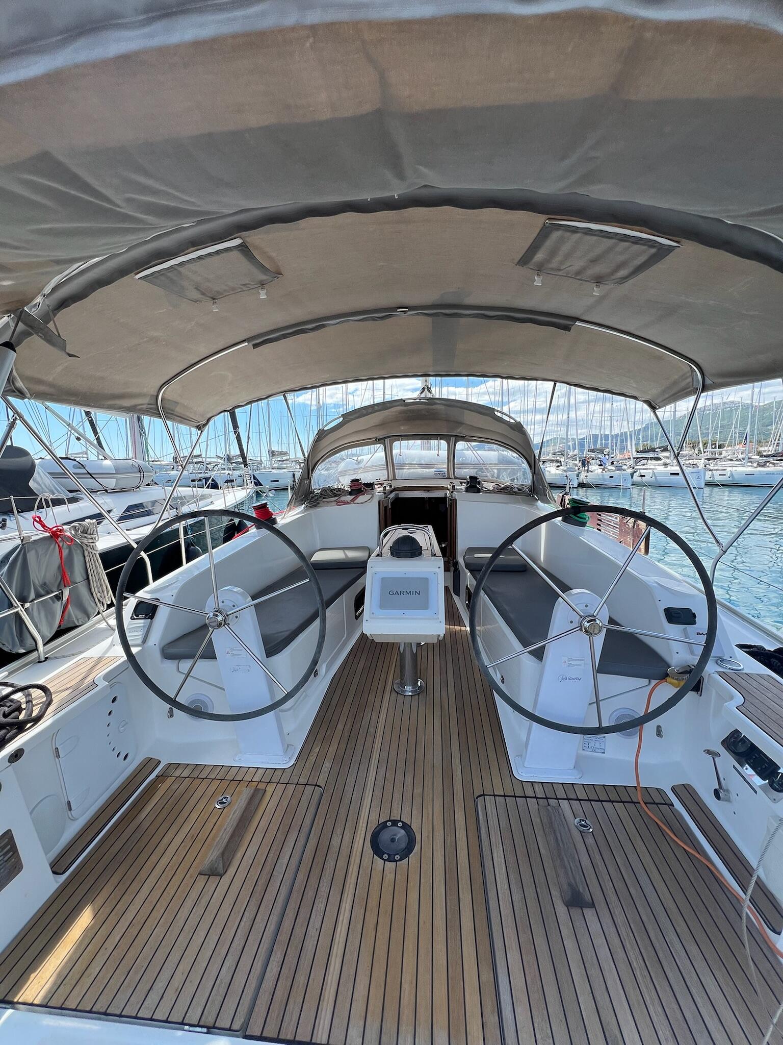 Sailing yacht 