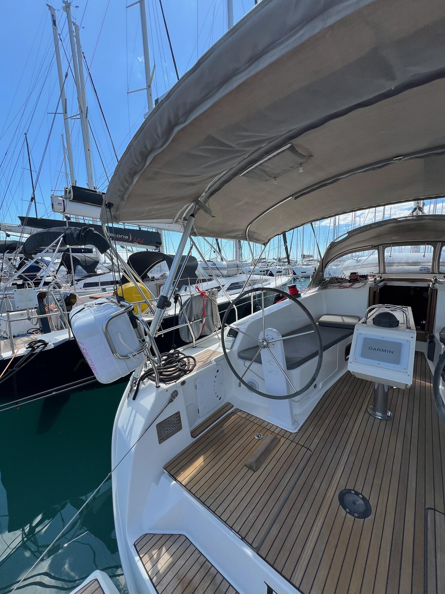 Sailing yacht 