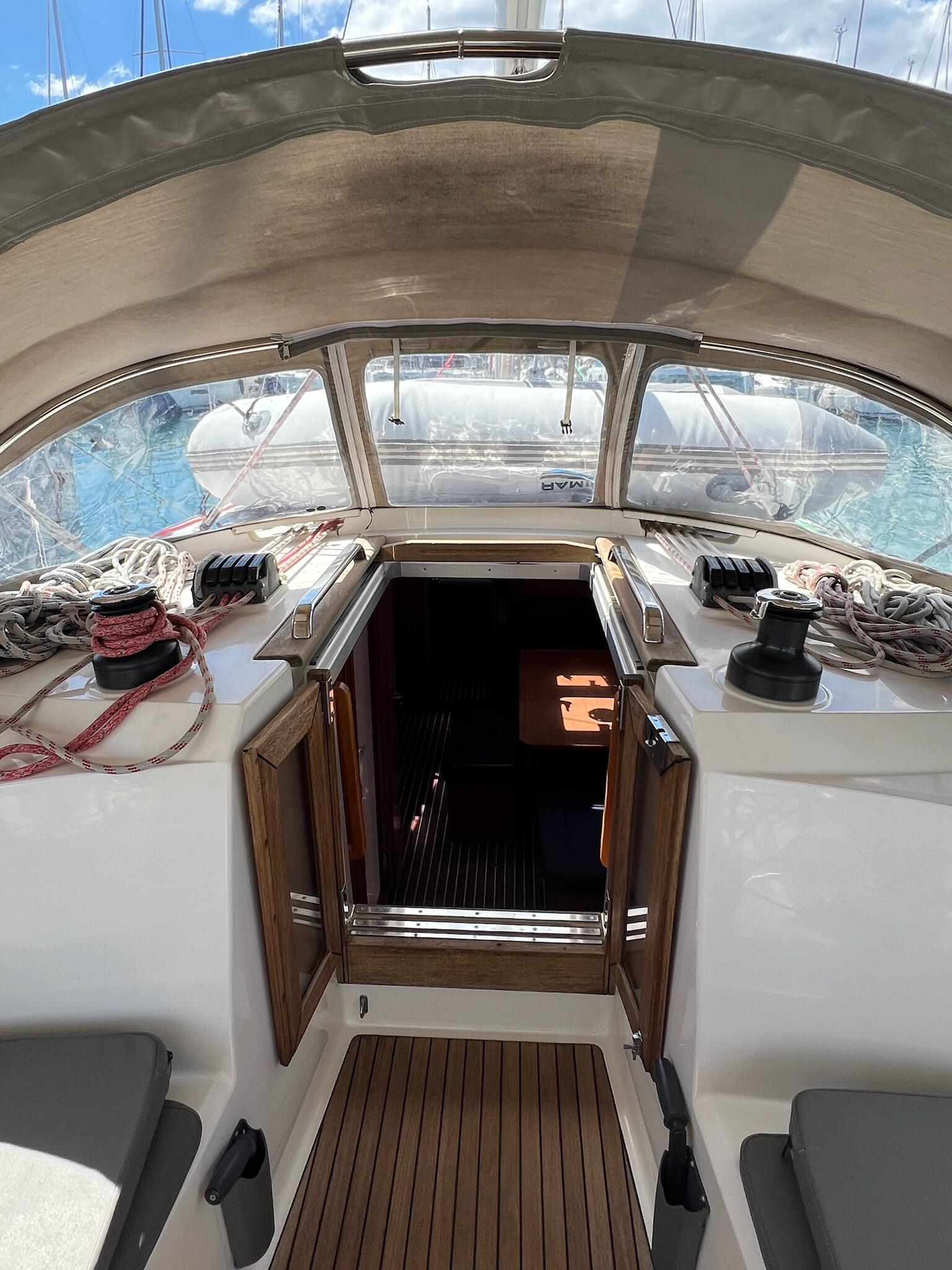 Sailing yacht 