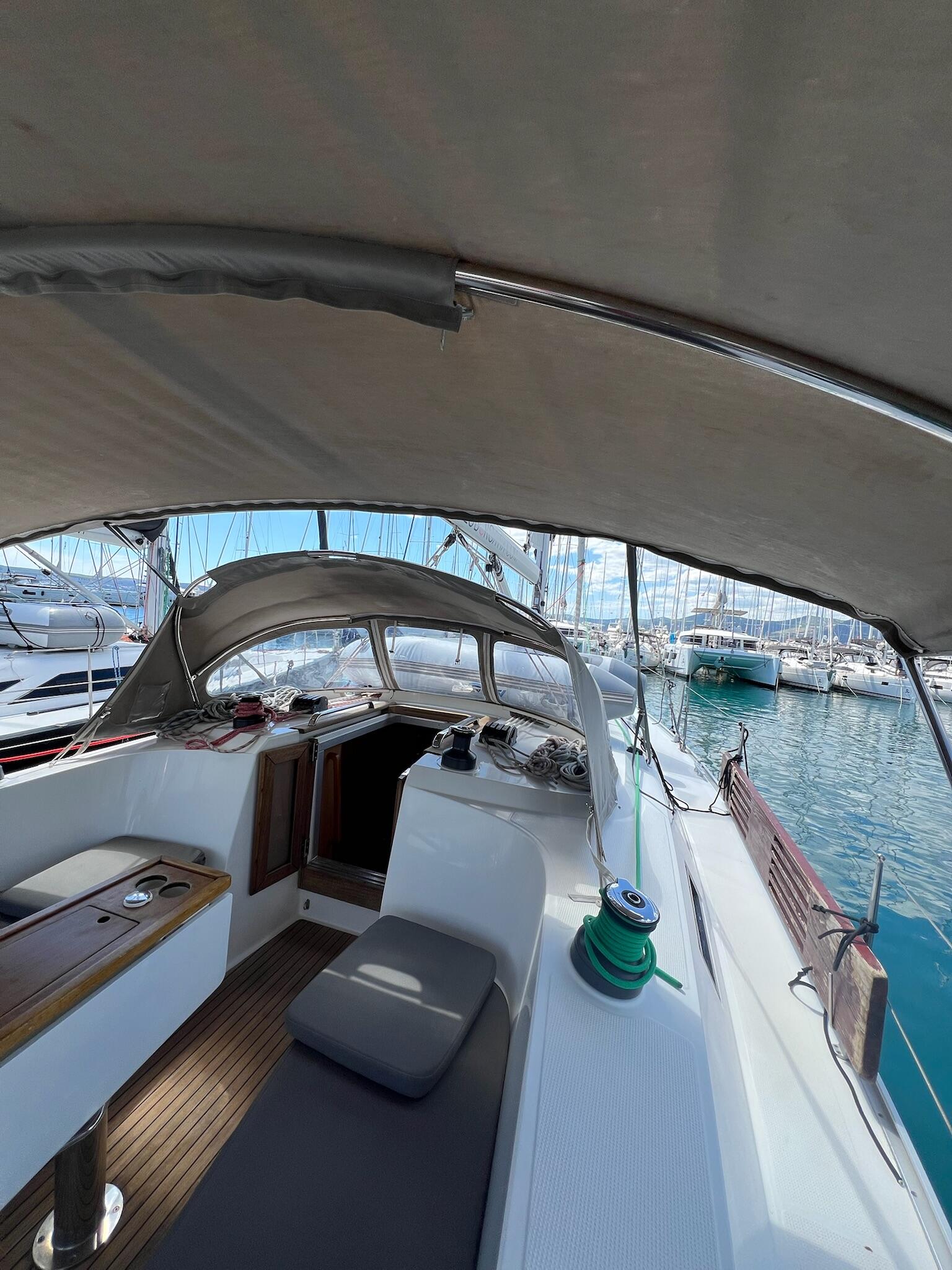 Sailing yacht 