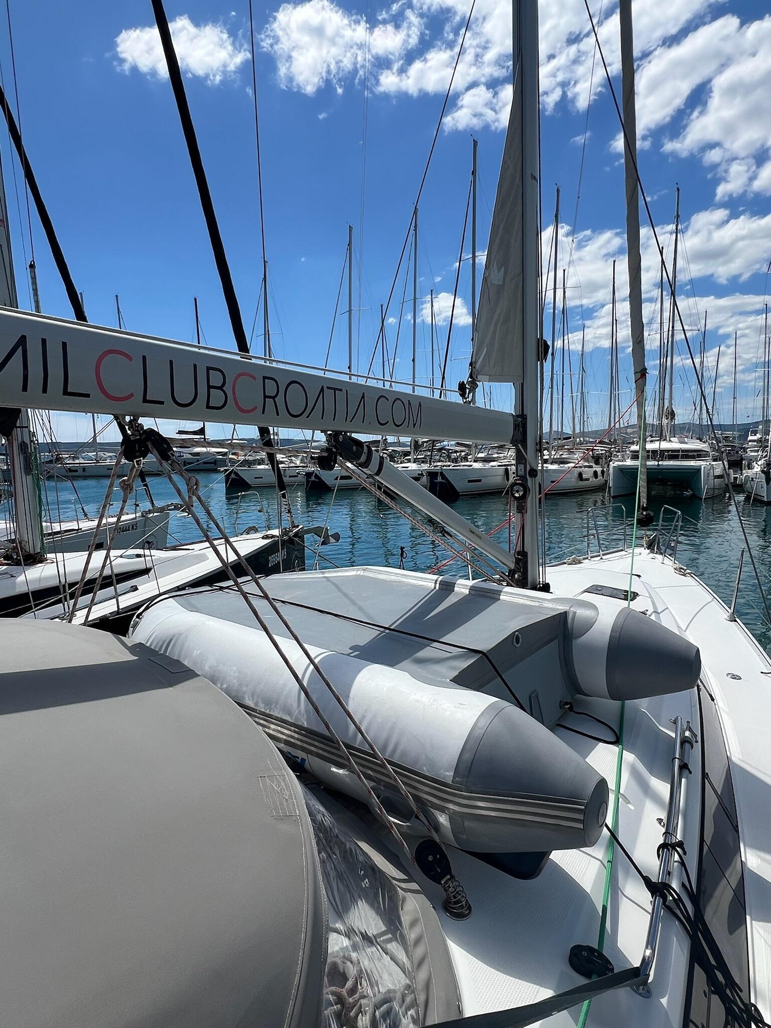 Sailing yacht 