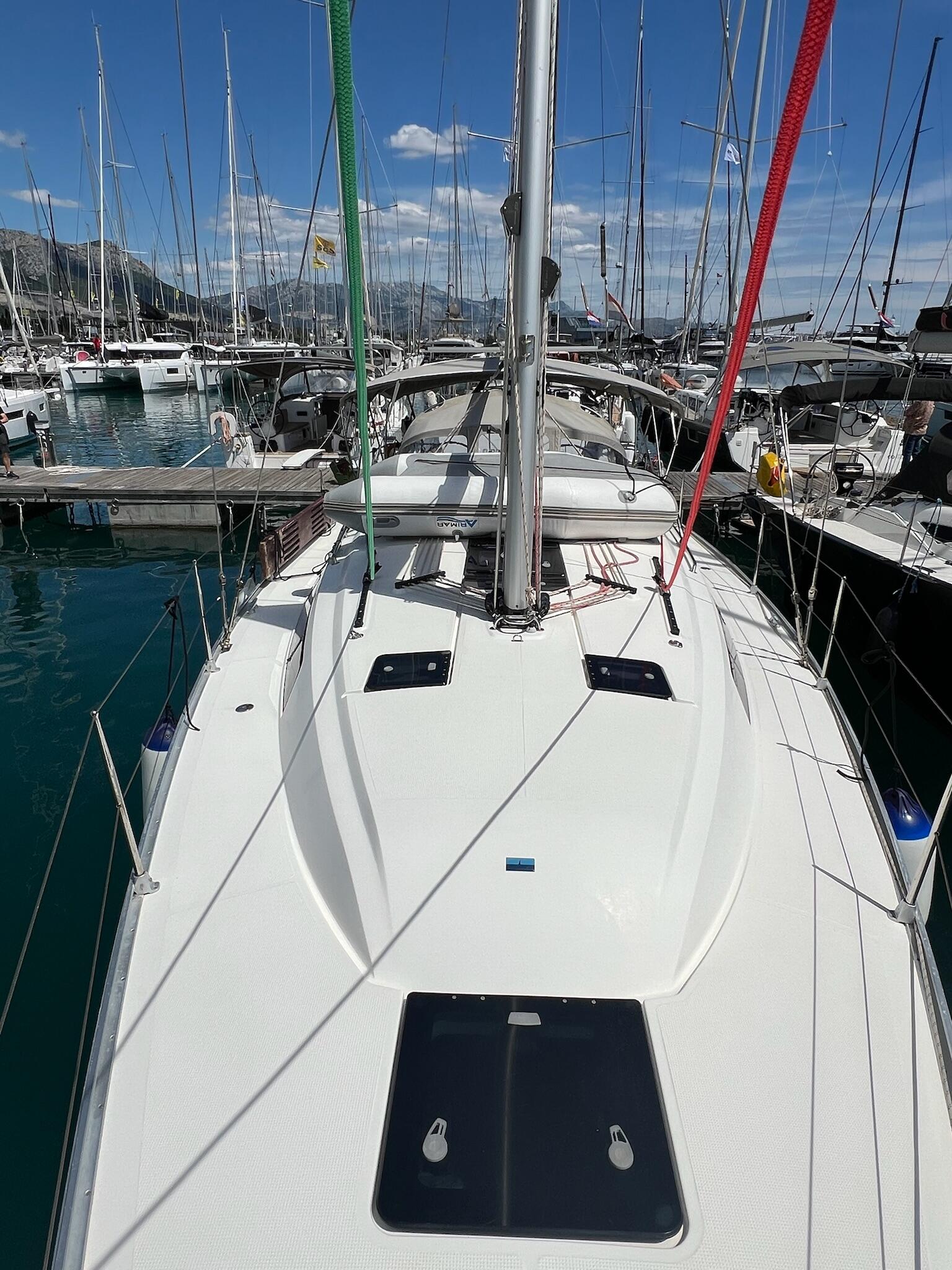 Sailing yacht 