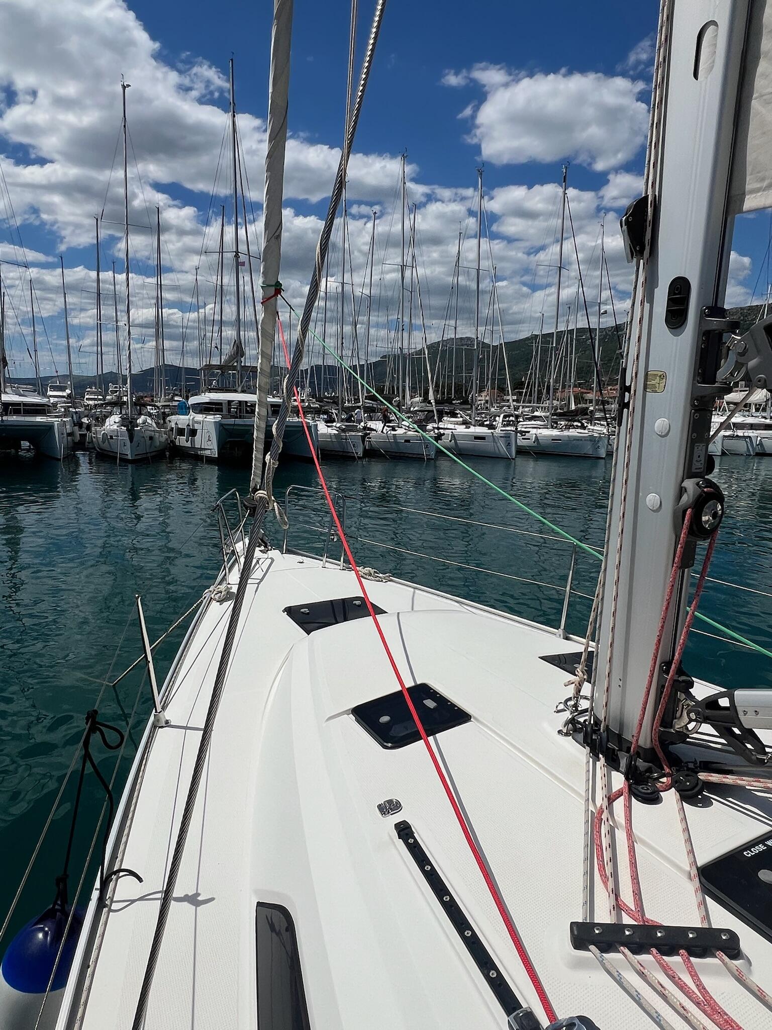 Sailing yacht 