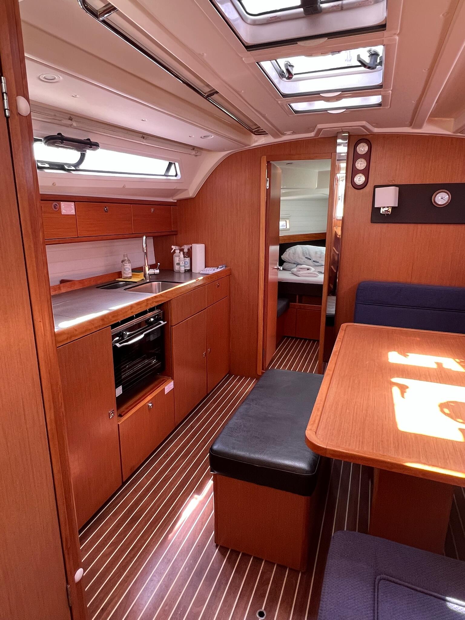 Sailing yacht 