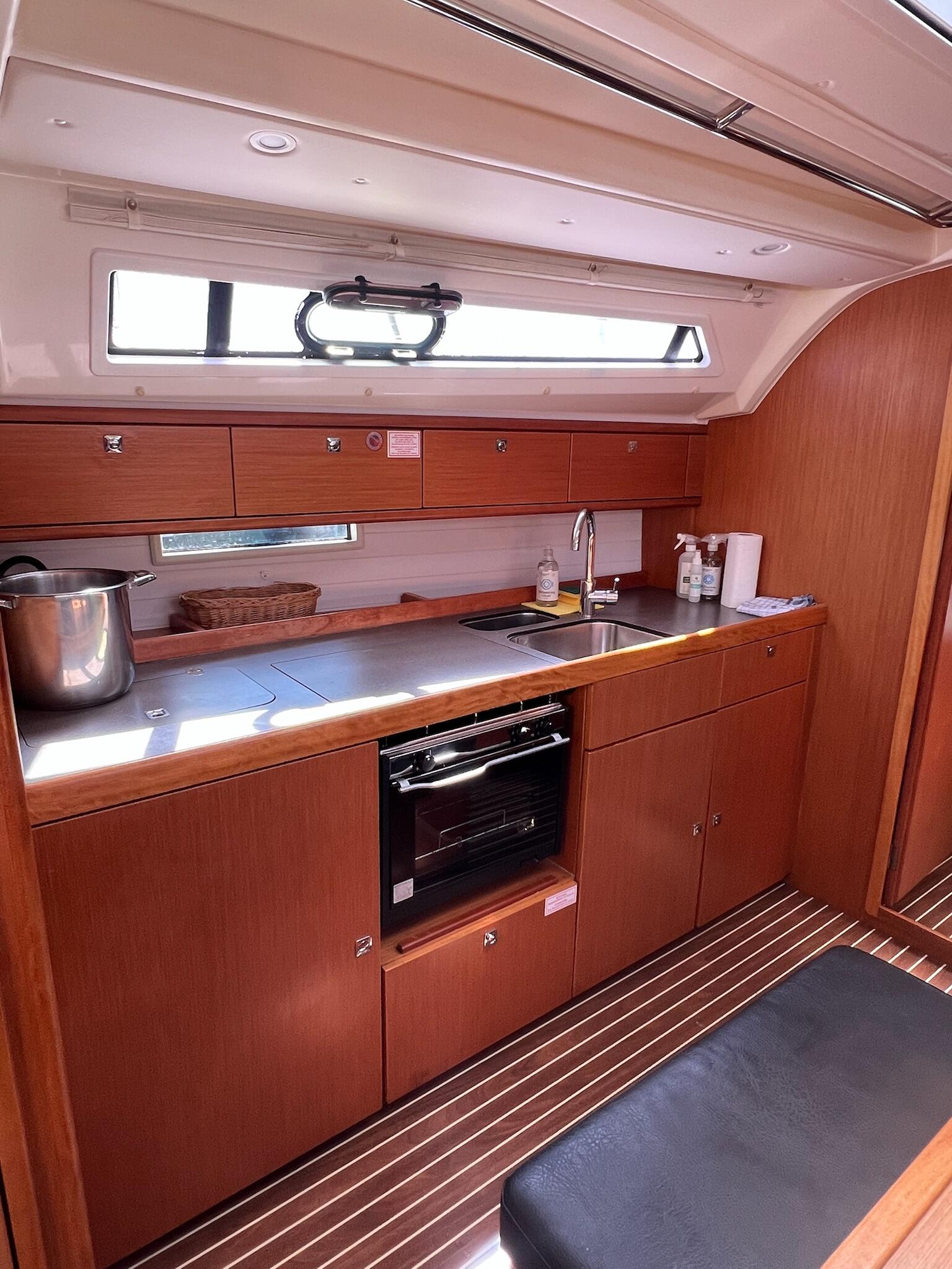 Sailing yacht 