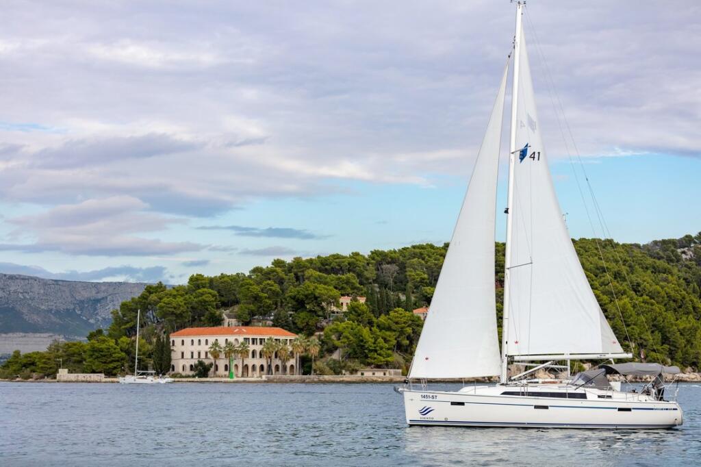 Sailing yacht 