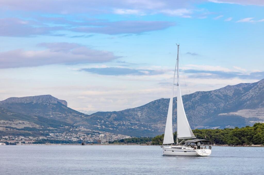 Sailing yacht 