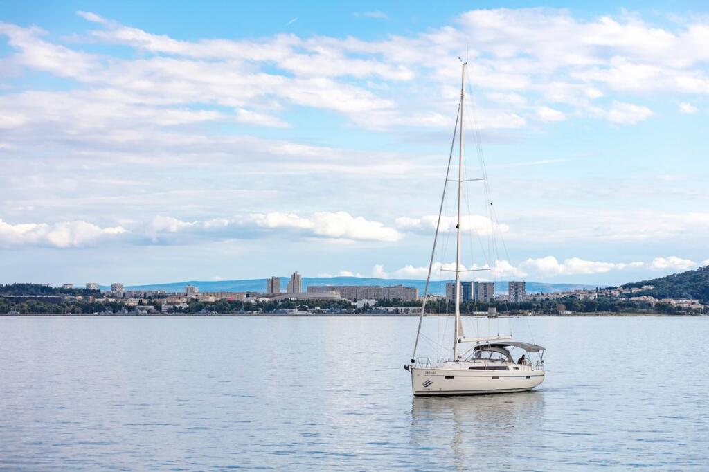 Sailing yacht 