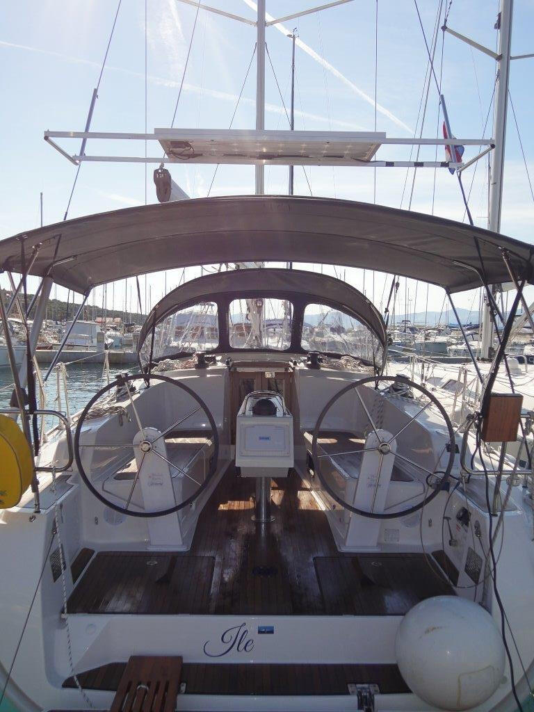 Sailing yacht 