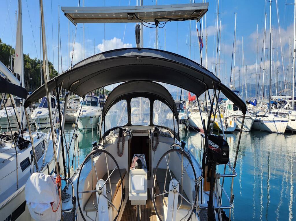 Sailing yacht 
