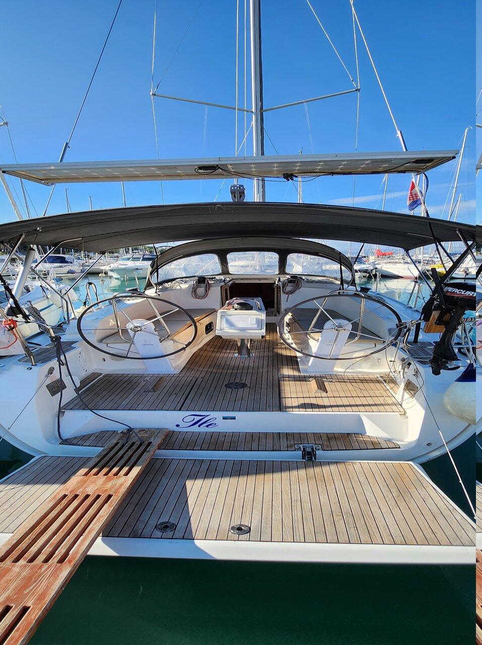 Sailing yacht 