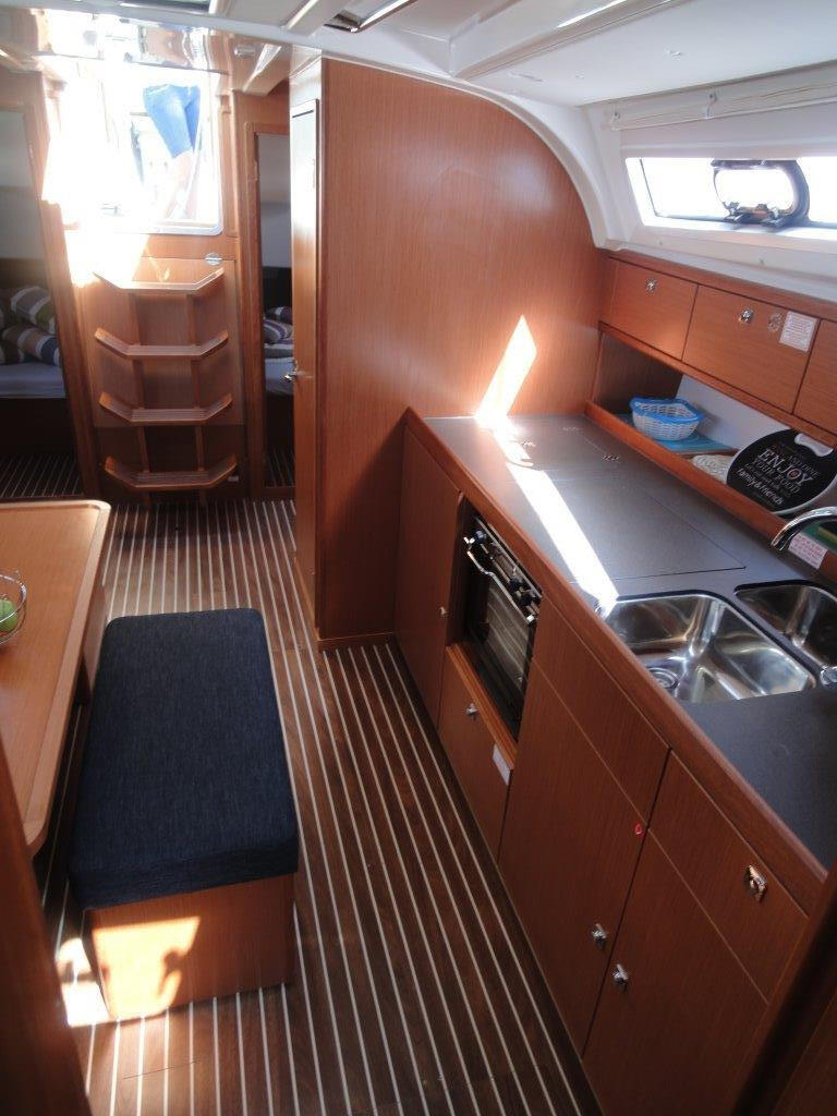 Sailing yacht 