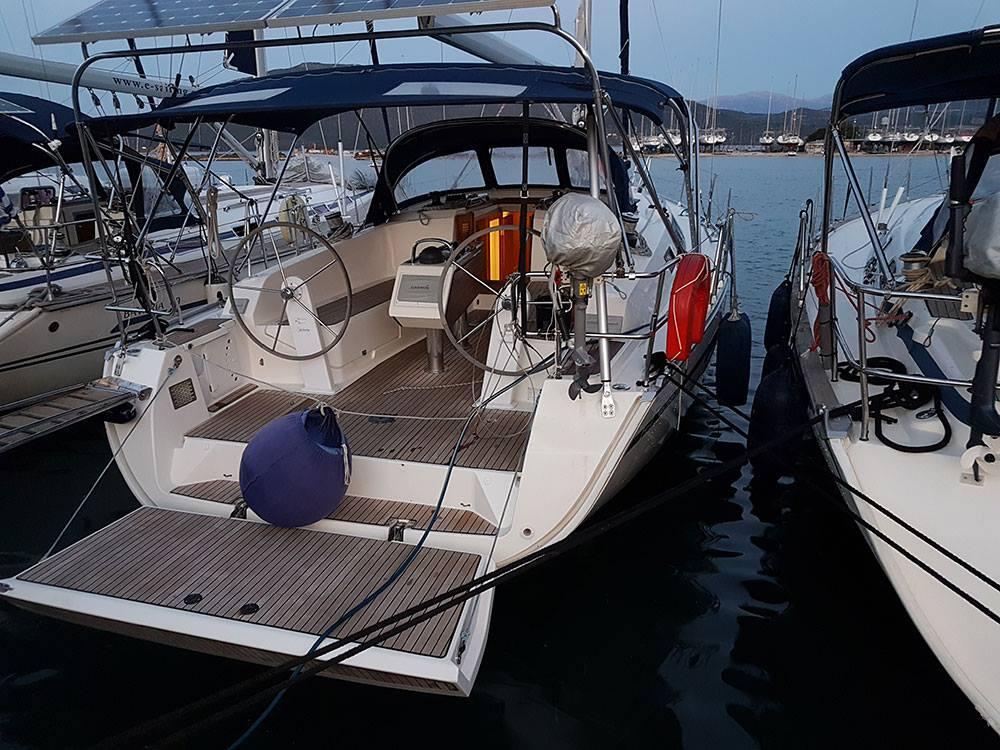 Sailing yacht 