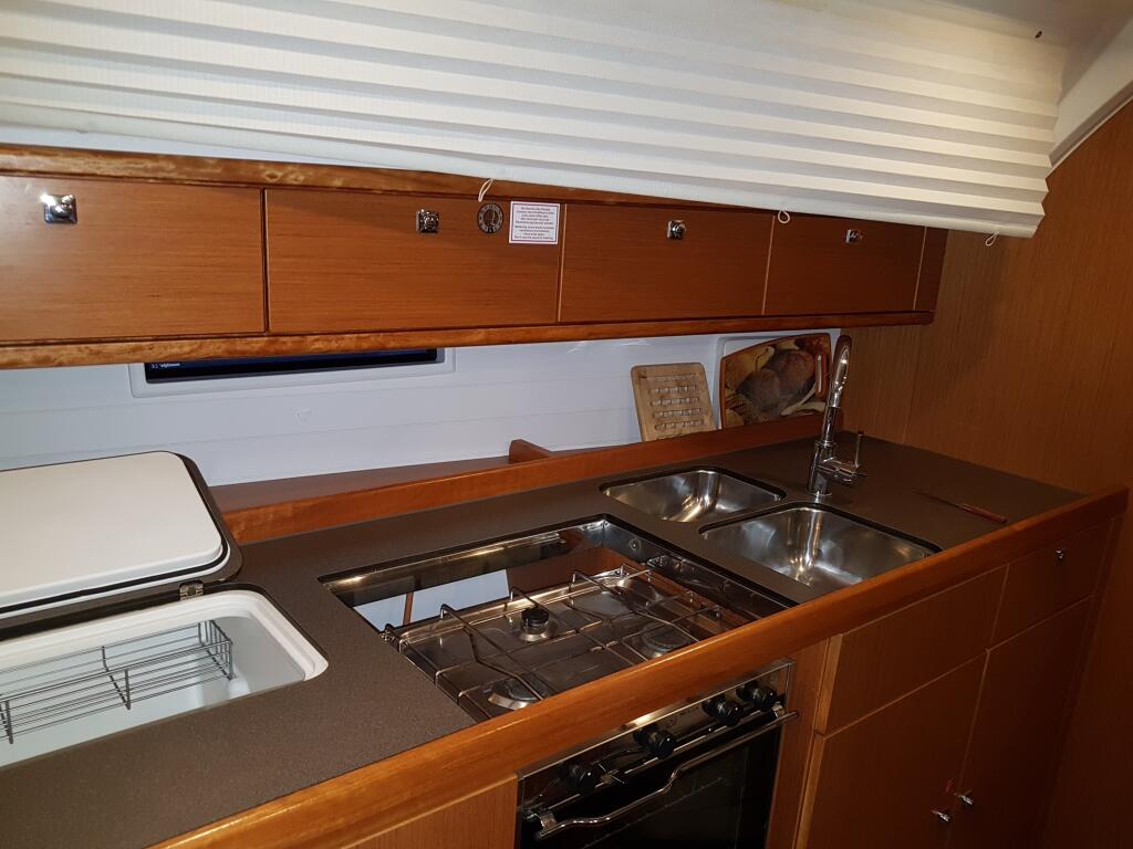 Sailing yacht 