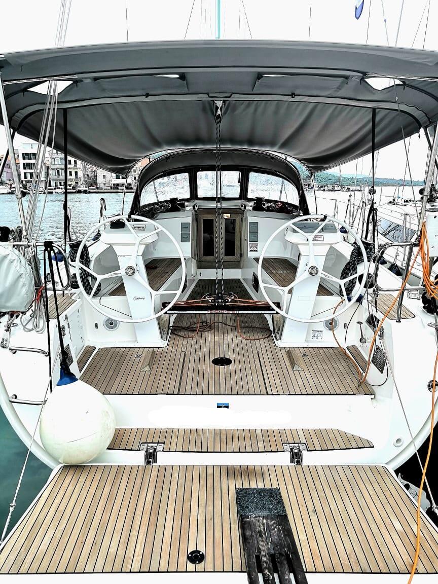 Sailing yacht 