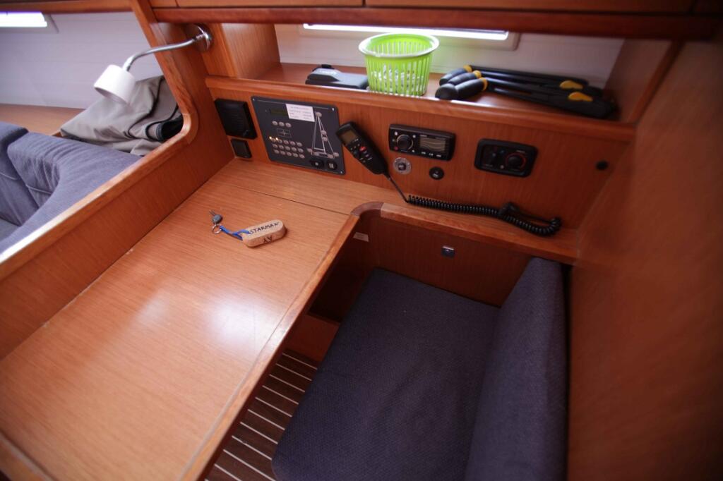 Sailing yacht 