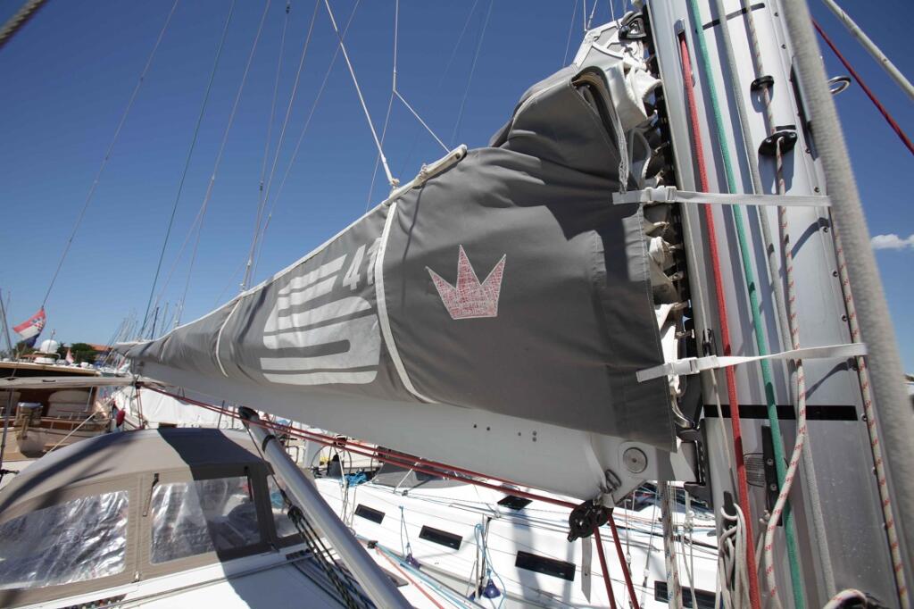 Sailing yacht 