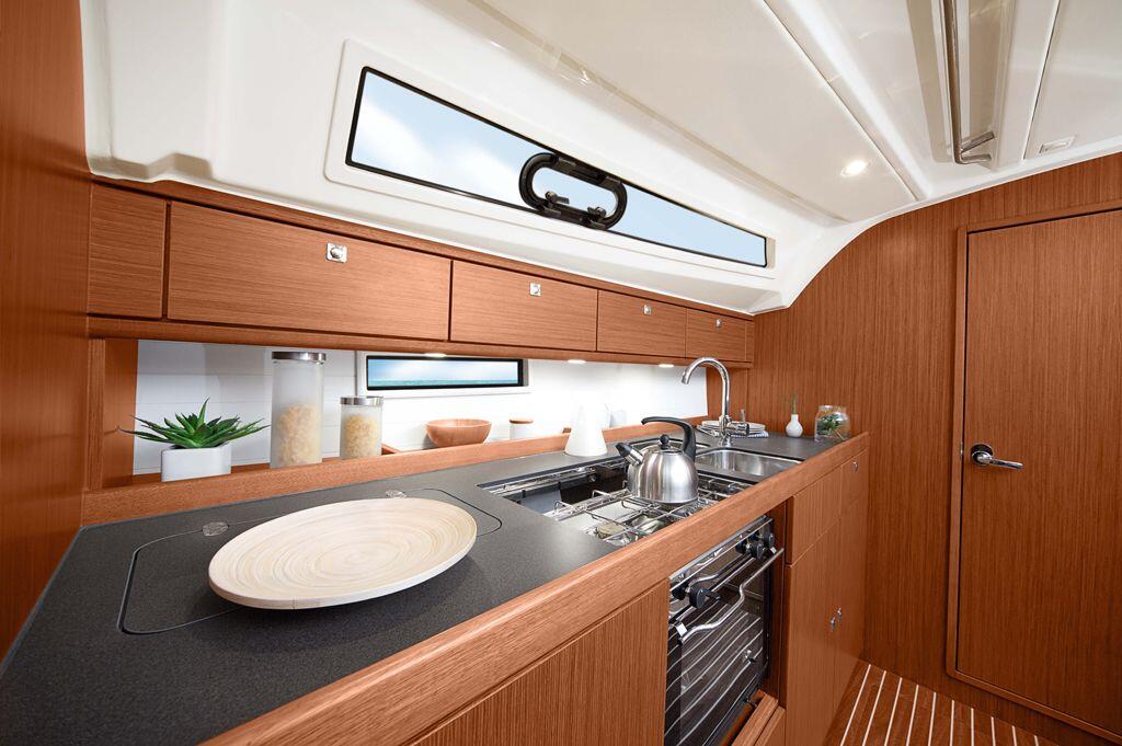 Sailing yacht 