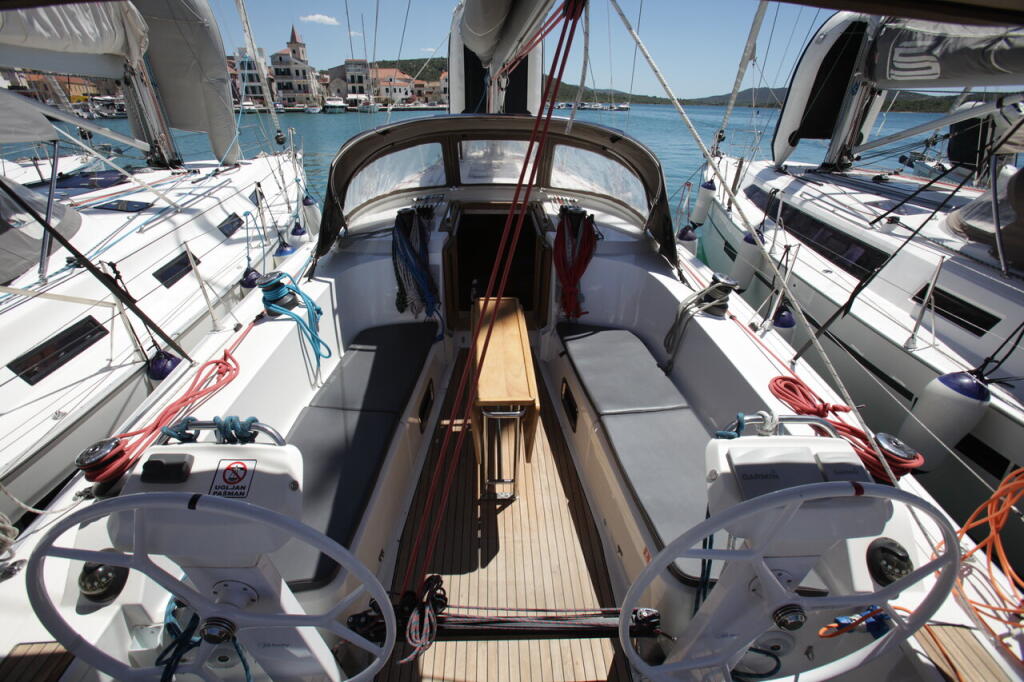 Sailing yacht 
