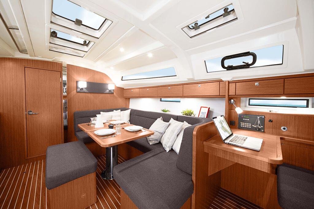 Sailing yacht 