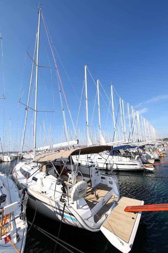 Sailing yacht 