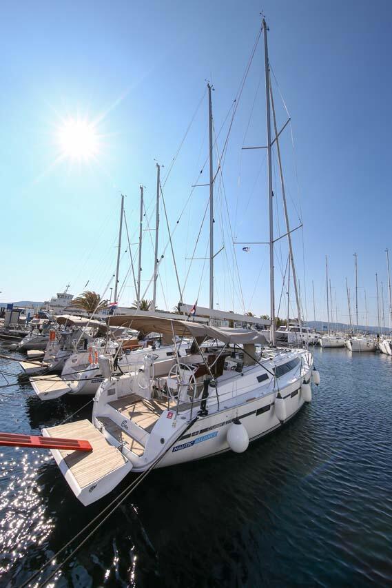 Sailing yacht 