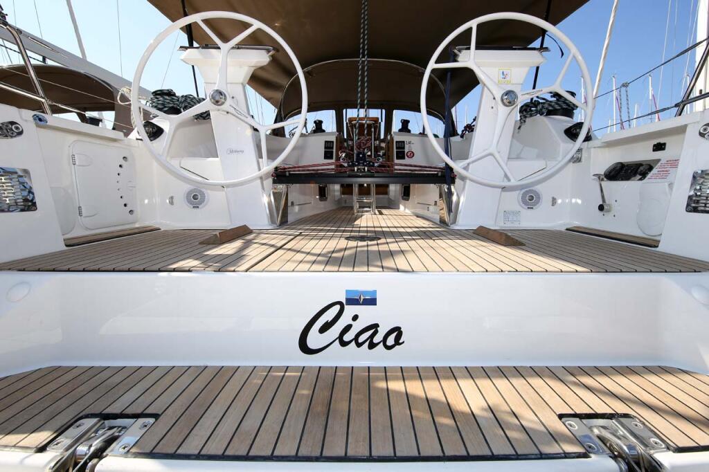 Sailing yacht 