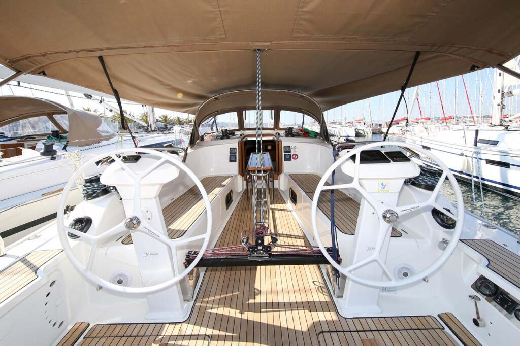 Sailing yacht 