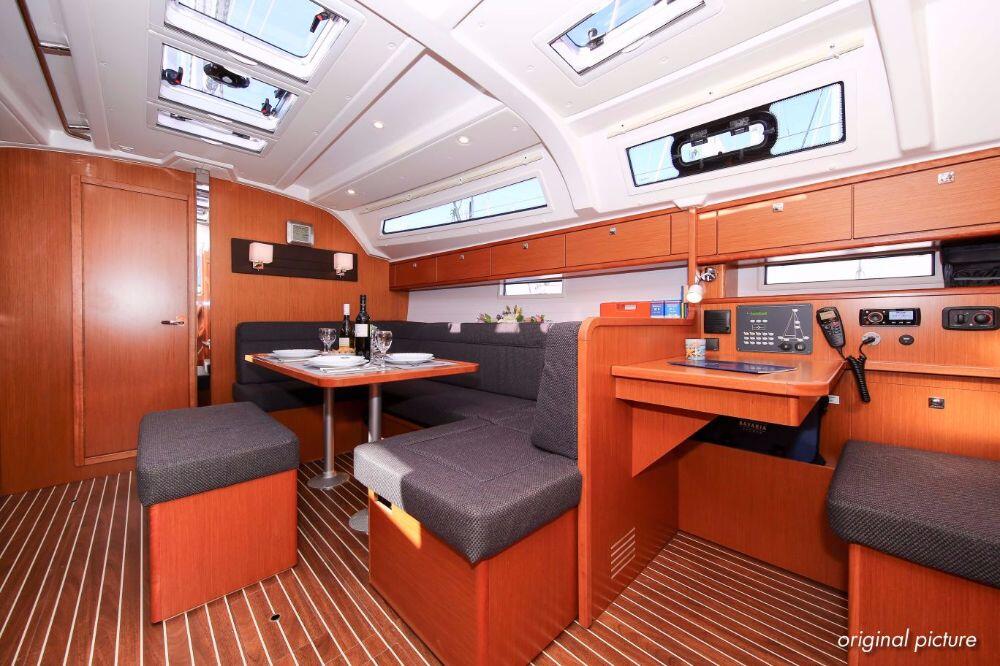 Sailing yacht 