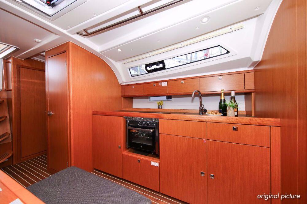 Sailing yacht 
