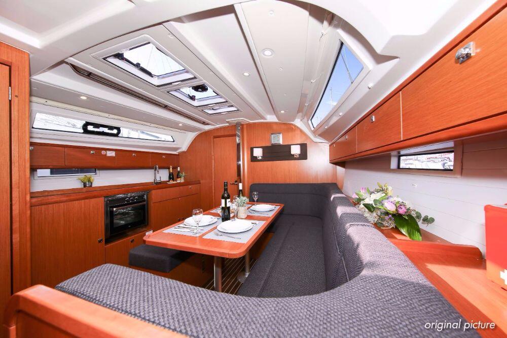 Sailing yacht 