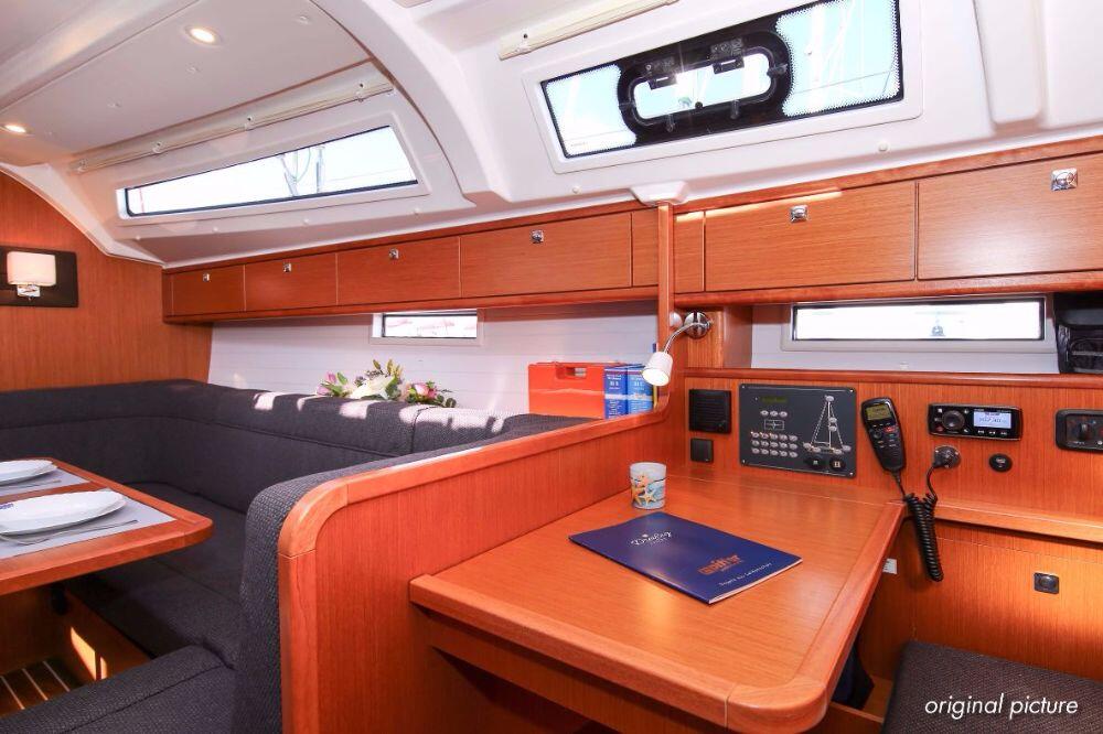 Sailing yacht 