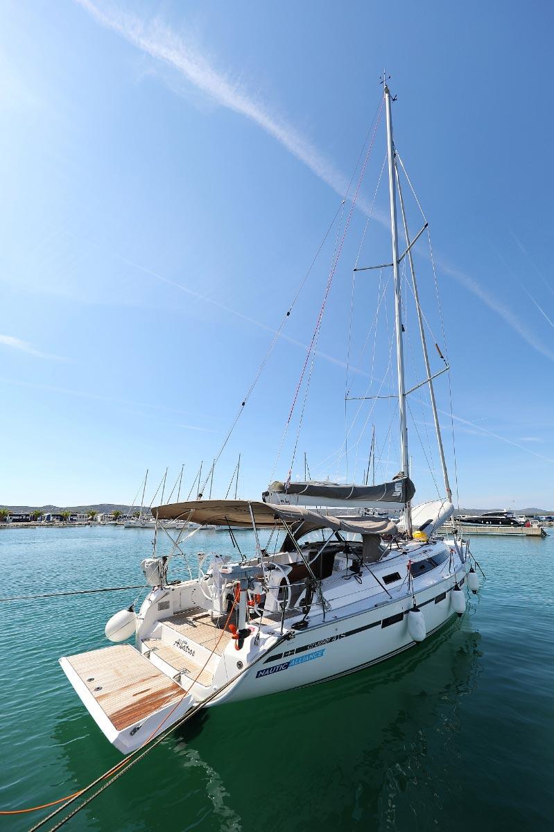 Sailing yacht 