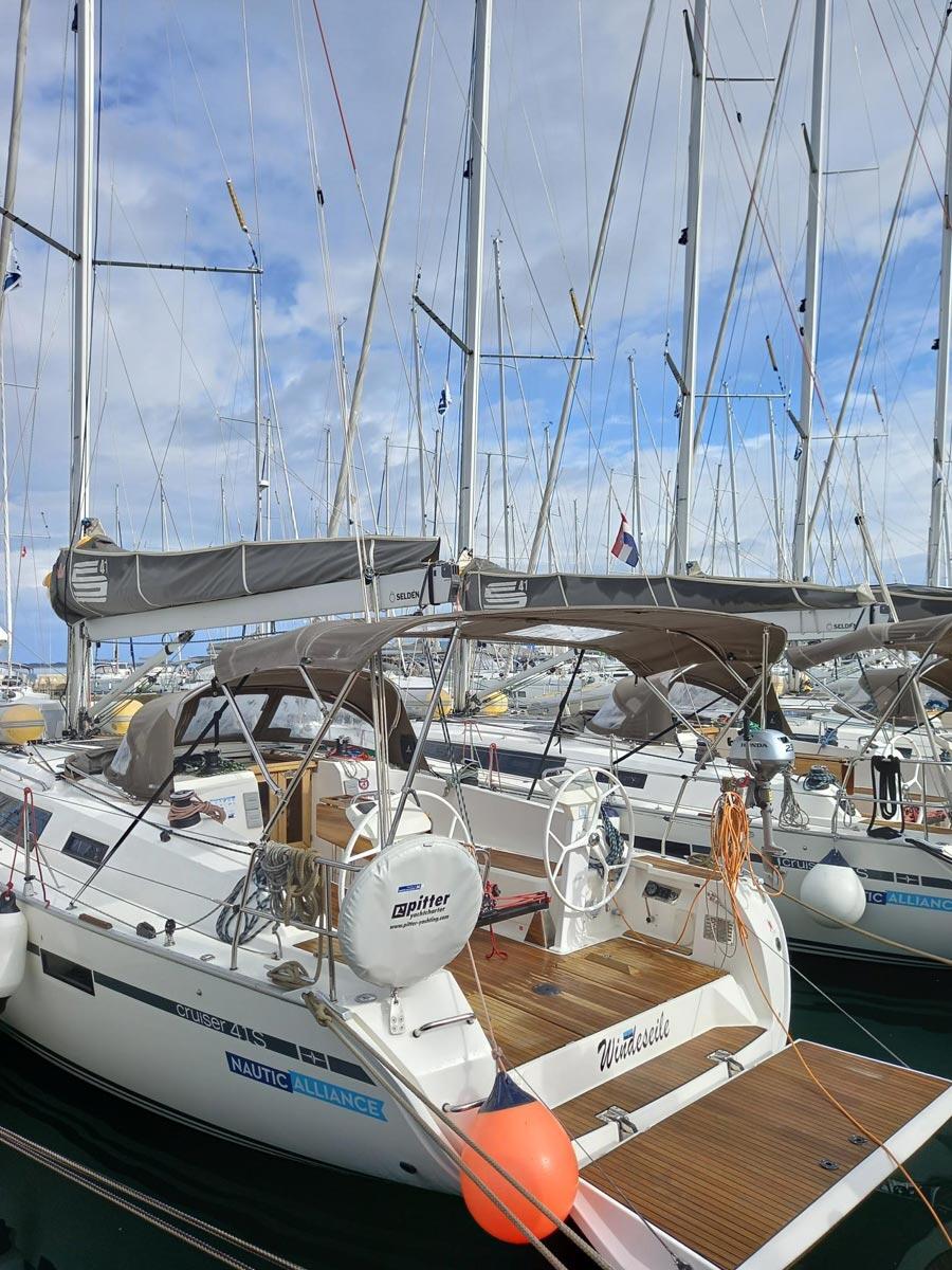 Sailing yacht 