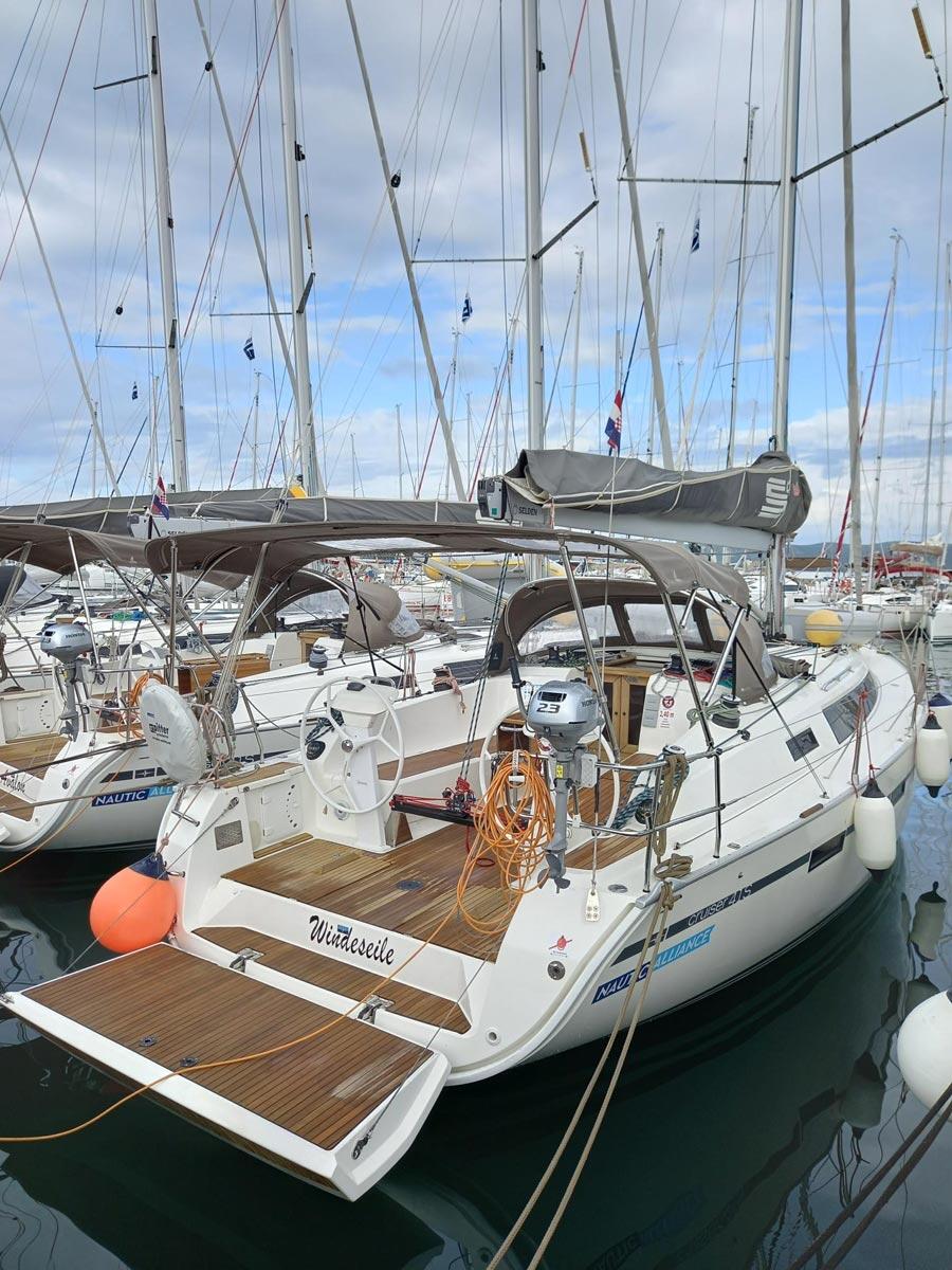 Sailing yacht 