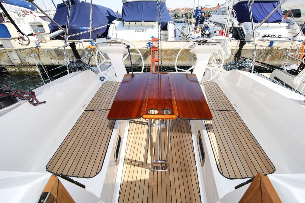 Sailing yacht 