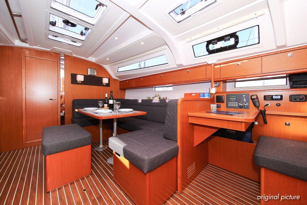 Sailing yacht 