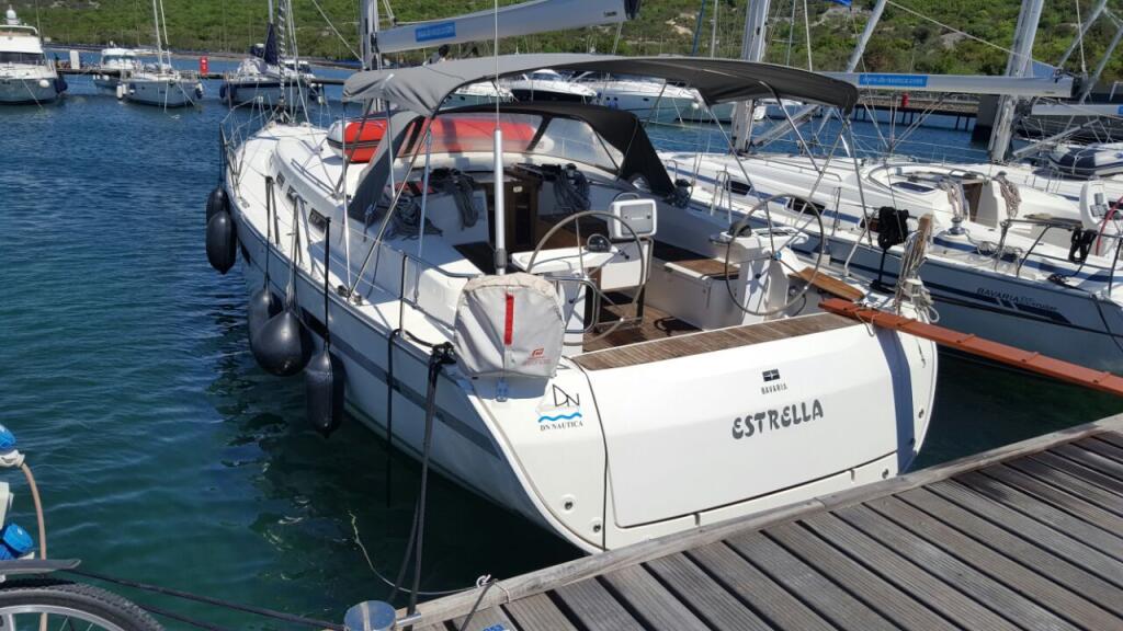 Sailing yacht 