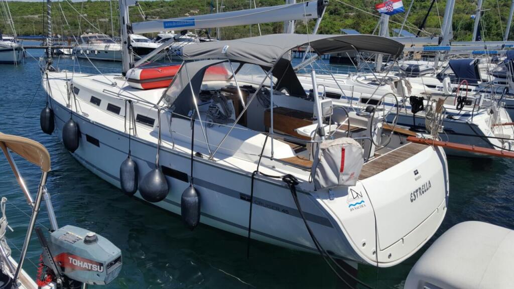 Sailing yacht 