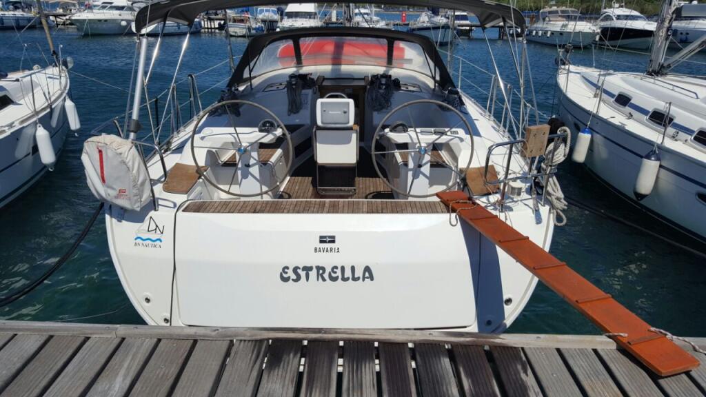 Sailing yacht 