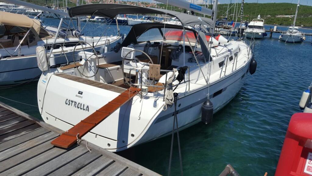 Sailing yacht 