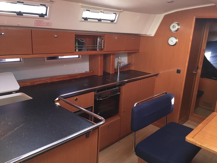 Sailing yacht 