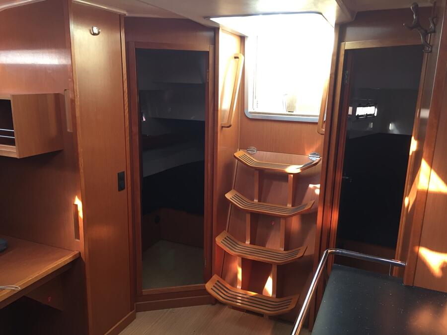 Sailing yacht 